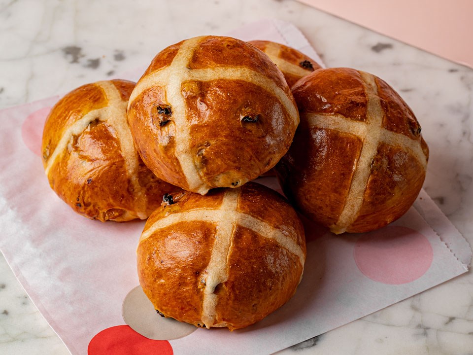 The Connaught Patisserie’s hot cross buns are flavoured with aromatic cardamom, anise and cinnamon. The sweet buns are decorated with candied lemon & orange.