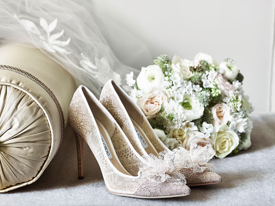 Presentation of lace heels and a gorgeous bouquet from the bride, essential accessories for every bride.