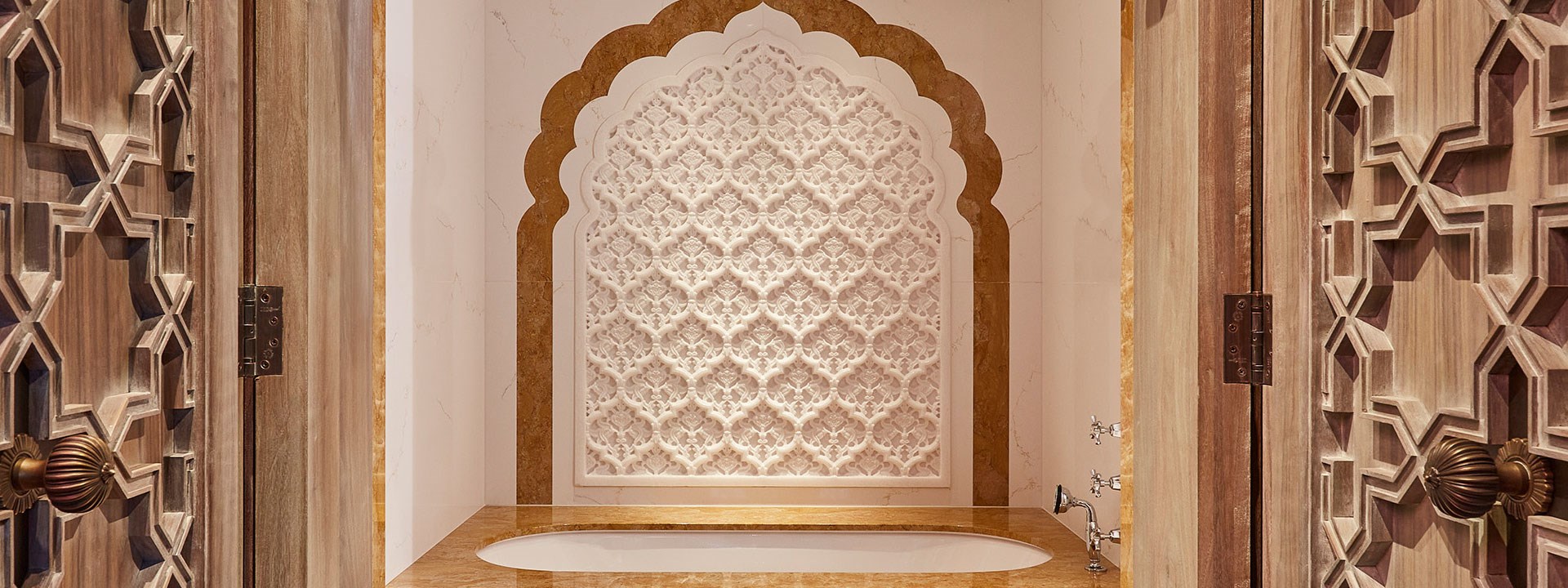 Bathroom of The King's Lodge with scalloped detailing and a white decor