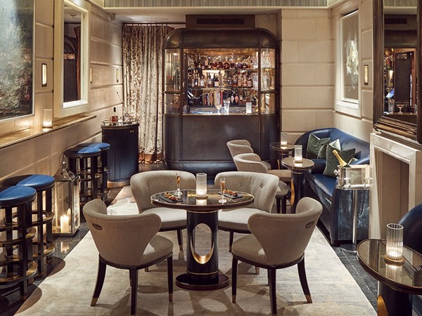 champagne room: small room with tables, chairs and bar