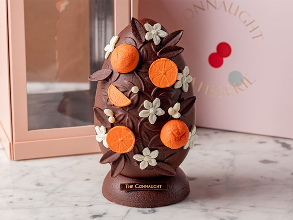 Crafted from 70% dark chocolate, the lining of this very special Easter egg is filled with orange and crispy almond praline. Topped with white chocolate and orange praline decorations, it rests on a base of 70% dark chocolate filled with roasted almond and candied oranges