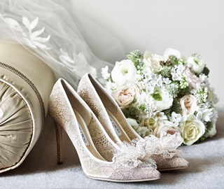 Presentation of lace heels and a gorgeous bouquet from the bride, essential accessories for every bride.